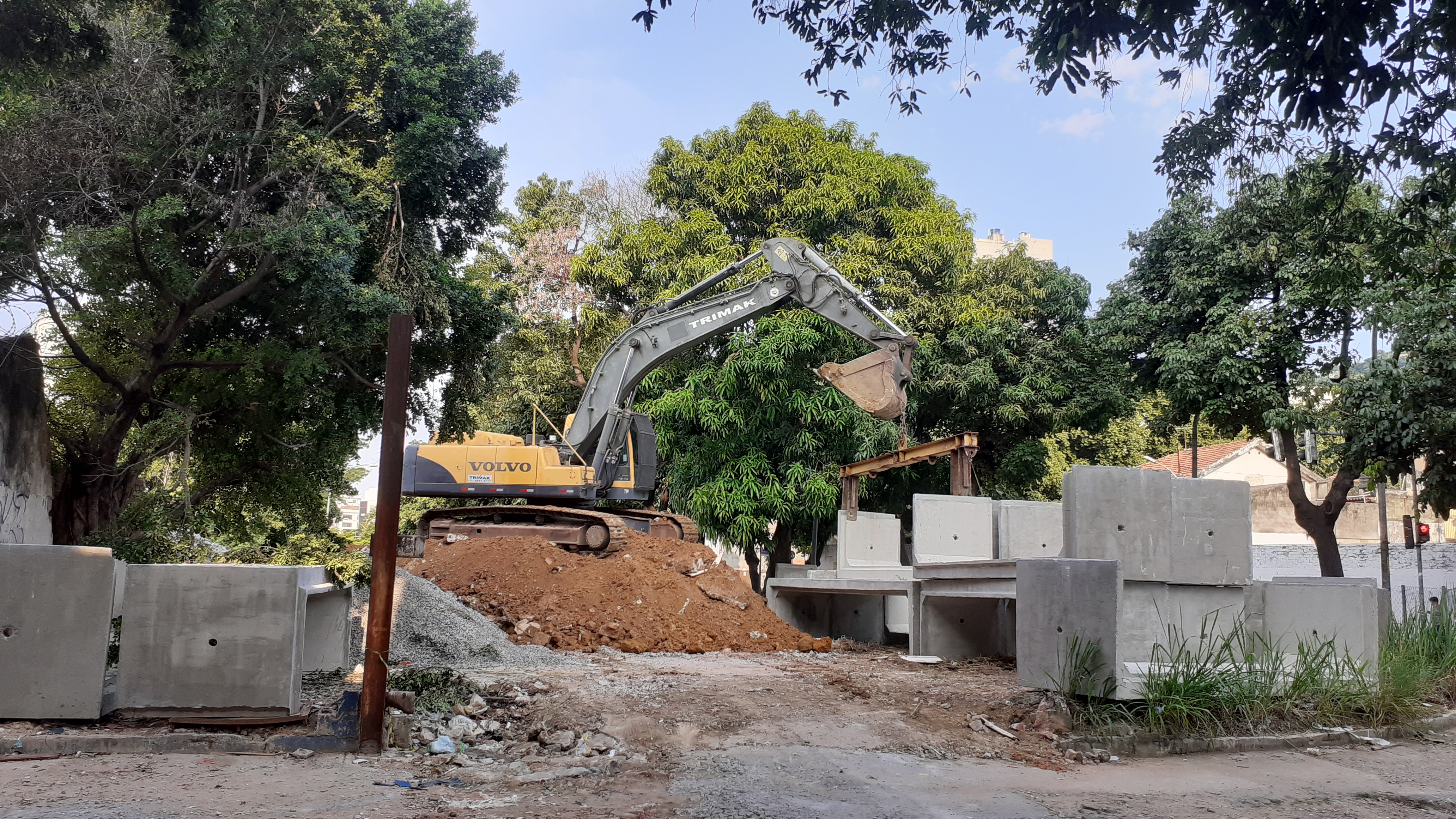 escavadeira volvo
        -bomba hidráulica reparada
        -concha 6500kg
        -turbina nova